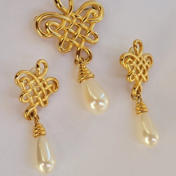 Alfred Sung Vintage Faux Tear Drop Pearl Love Knot Design Earring and Brooch Set - Picture 7 of 10